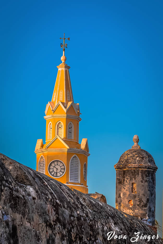 Cartagena_Clock_Tower_behind_the_city_wall